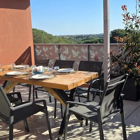 Superbe T3 Neuf Meuble 65m2 En Roof Avec Espace Terrasse De 45 M2 Pergola Bbq アパート Fréjus
